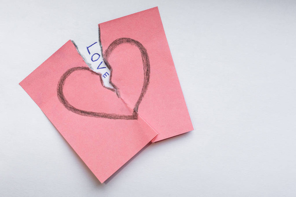 primer plano de un corazón roto dibujado en una pegatina rosa como símbolo o
 - Foto, imagen