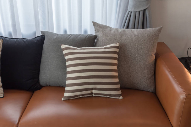 moderna sala de estar con conjunto de almohadas
 - Foto, imagen