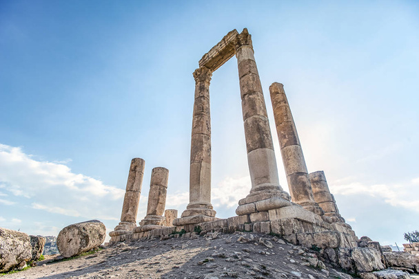 unsurpassed view of the ruins of the temple of Hercules on the top of the mountain of the Amman citadel against the background of a blue sky with clouds - Photo, Image