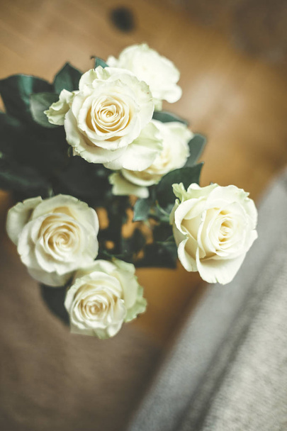 bouquet of pale yellow roses in a vase on the floor - 写真・画像