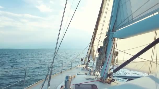 nagy vitorlás hajózás közben az óceánon egyenesen a naplementébe egy napsütéses napon az ő magányos körülhajózás - Felvétel, videó