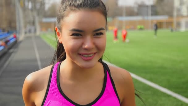 Atletik Asyalı genç kız stadyum üzerinde çalışıyor. Fitness, spor kavramı. - Video, Çekim