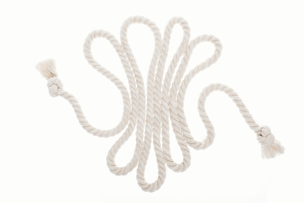 larga cuerda blanca y ondulada con nudos aislados en blanco
  - Foto, imagen