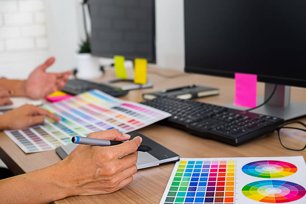 Grafický návrh s barevnými vzorníky a tabletem na stole. Grafické - Fotografie, Obrázek