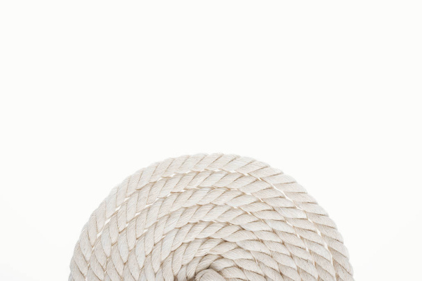 довга біла і закручена мотузка ізольована на білому
  - Фото, зображення