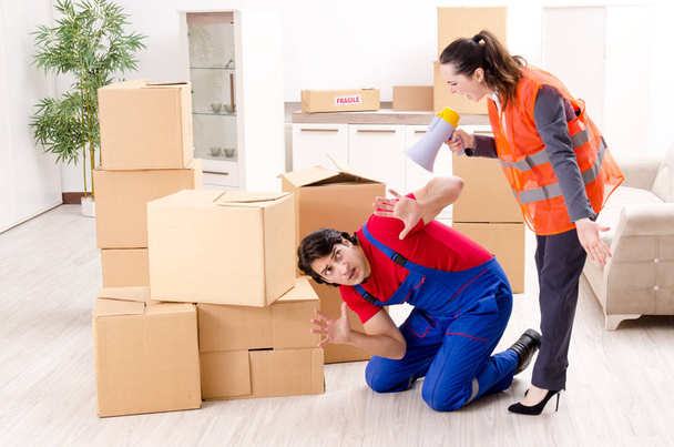 Déménageurs professionnels qui déménagent à domicile - Photo, image