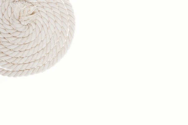 cuerda blanca, larga y rizada aislada en blanco
  - Foto, Imagen