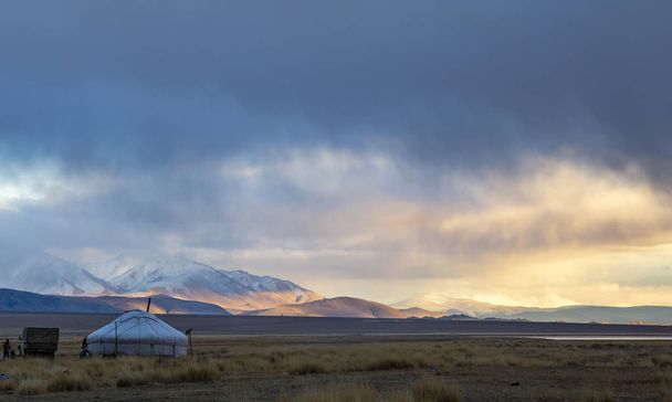 Jurta v krajině západního Mongolska za zatažené obloze - Fotografie, Obrázek
