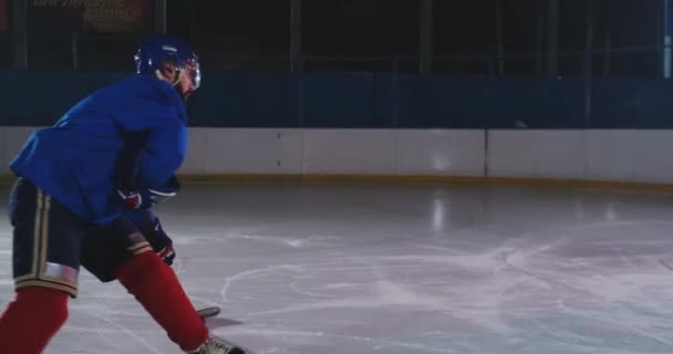 Hockeyspeler voert een aanval op het doel van de tegenstanders. Liggend in een helm vangt de puck en slaat de wedstrijd. Hockey speler man van de wedstrijd - Video