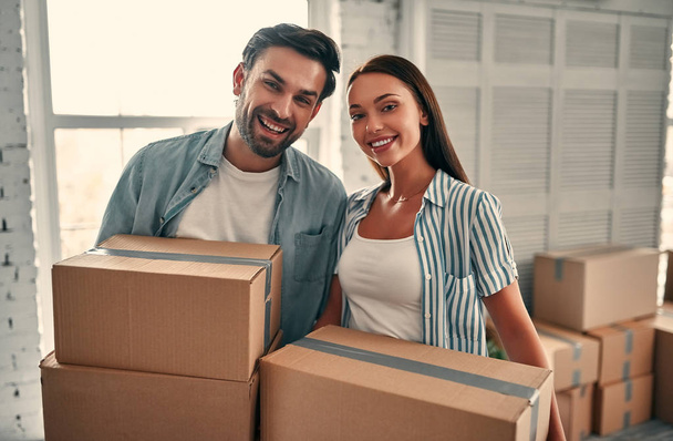 Couple on moving day - Foto, imagen