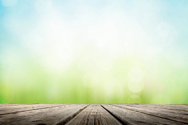 Streszczenie z bokeh słoneczna łąka nad drewnianym stole - Zdjęcie, obraz