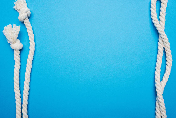Beyaz uzun ipler izole mavi deniz mili ile el salladı - Fotoğraf, Görsel
