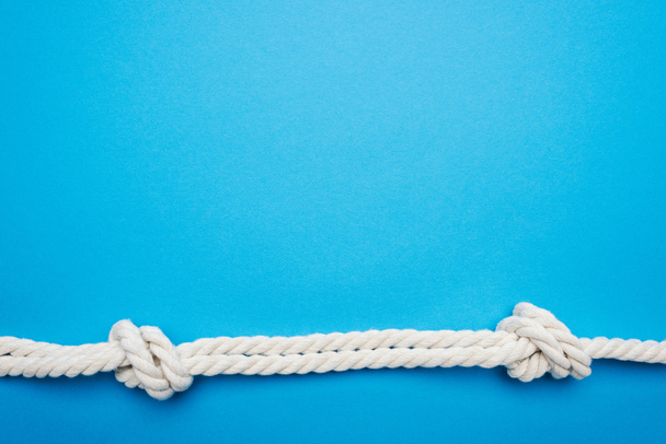 cuerdas retorcidas largas blancas con nudos de mar aislados en azul
 - Foto, Imagen