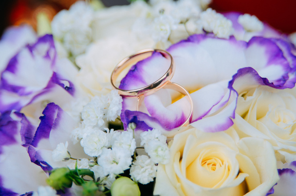 anillos de boda de oro en el ramo brillante de la novia
 - Foto, imagen
