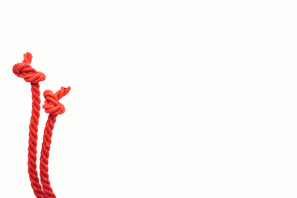 liny jutowe czerwony z węzłów na białym tle - Zdjęcie, obraz