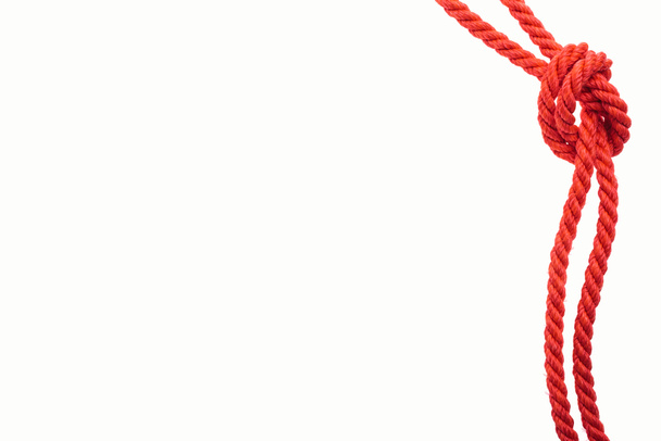 красный джут верёвки с морским узлом, изолированные на белом
  - Фото, изображение