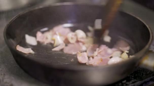 Primo piano di una fetta di pancetta cotta in una padella di ghisa
 - Filmati, video