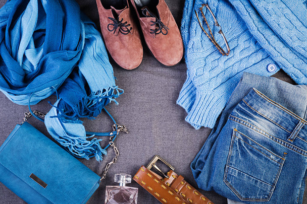 Naisten vaatteet, asusteet, jalkineet (sininen pusero, farkut, terrakotta kengät, laukku). Muotiasu. Ostokset käsite. Huippunäkymä. Trendikäs, tyydyttyneitä värejä
 - Valokuva, kuva