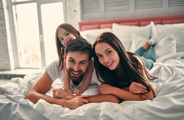 Happy family in bed - Φωτογραφία, εικόνα