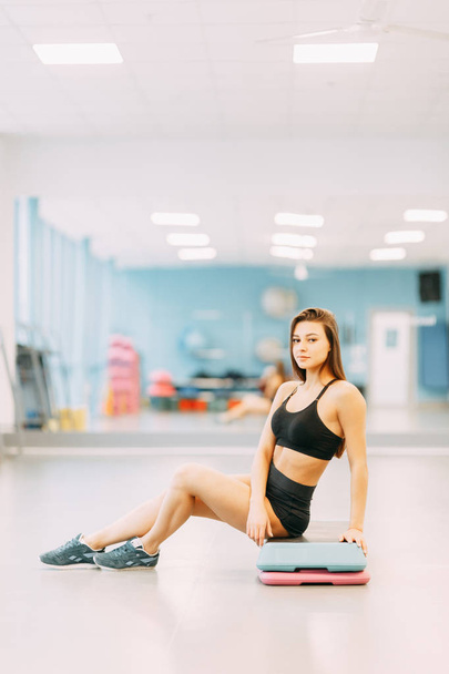 Beautiful girl in the gym. Sports and fitness, healthy lifestyle. - Fotografie, Obrázek