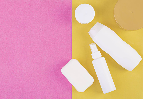 Set de cosméticos SPA. Mockup sobre fondo rosa-amarillo, lugar que usted diseña. Vista superior
 - Foto, imagen