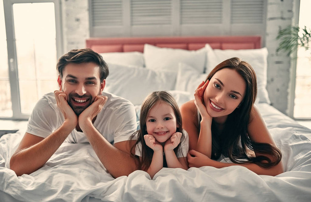 Happy family in bed - Fotó, kép