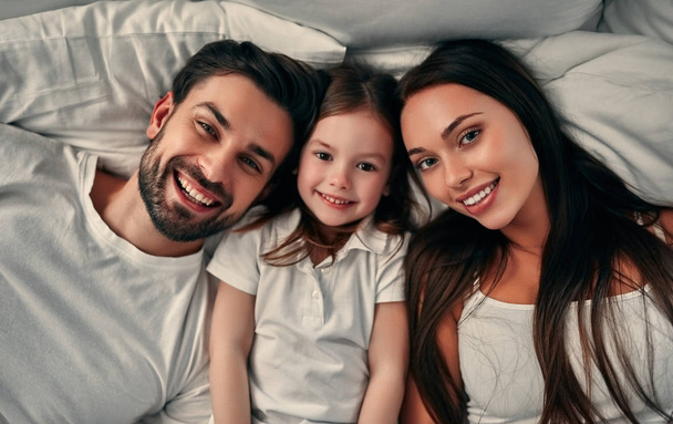 Happy family in bed - Фото, зображення