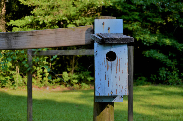wooden  birdhouse in the rural countryside of Mississippi - Foto, imagen