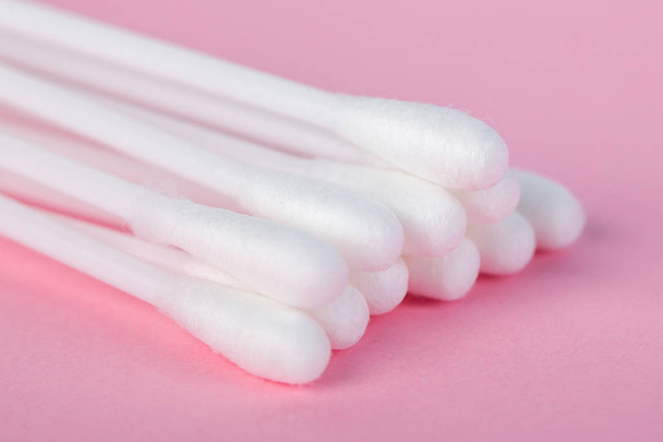 палички для прибирання вух на рожевому фоні
 - Фото, зображення
