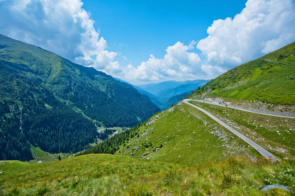 Transfagarasan pass in summer. Crossing Carpathian mountains in Romania, Transfagarasan is one of the most spectacular mountain roads in the world. - Foto, immagini