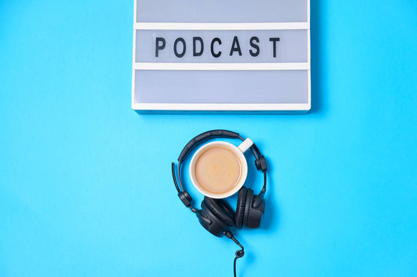 Musik-Hintergrund mit Podcast-Wort auf Lightbox, Kopfhörer und - Foto, Bild
