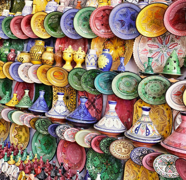Keramikgeschirr und andere keramische Produkte von marokkanischen Handwerkern von Hand gefertigt - Foto, Bild