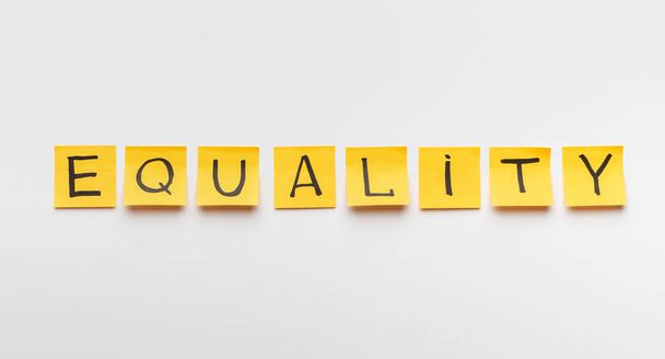 Слово EQUALITY, написане на жовтих офісних наклейках
 - Фото, зображення