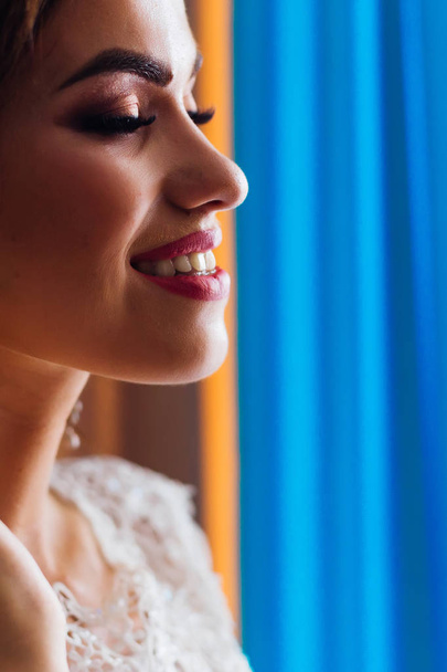 профиль лица невесты с роскошным макияжем. улыбка невесты
 - Фото, изображение