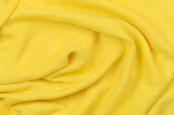 しわくちゃの黄色い綿生地背景を閉じる - 写真・画像