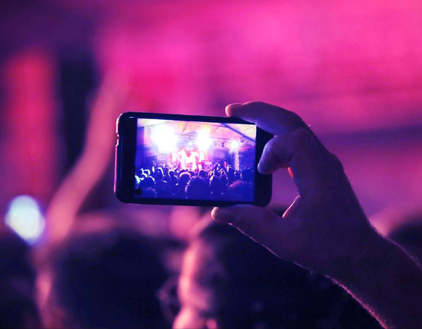 chłopiec, nagranie na żywo koncert z smartphone - Zdjęcie, obraz
