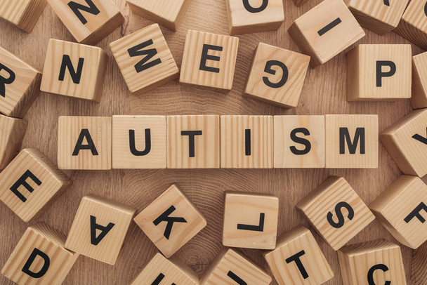 vue du dessus du lettrage de l'autisme parmi les blocs de bois avec des lettres
 - Photo, image