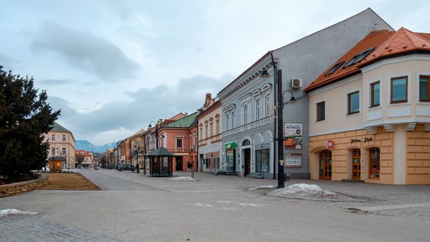 Liptovsky Mikulas. Eslováquia cidade com rio no inverno
 - Foto, Imagem
