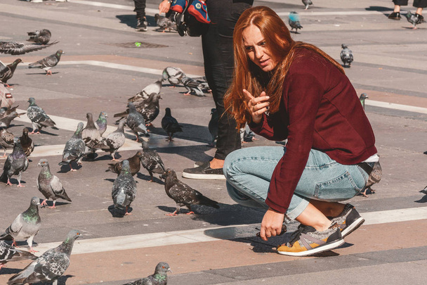 glücklich Reisenden Mädchen in Mailand Stadt. Touristin posiert mit Tauben in der Nähe der Domkathedrale in Mailand, Italien, Europa - Foto, Bild