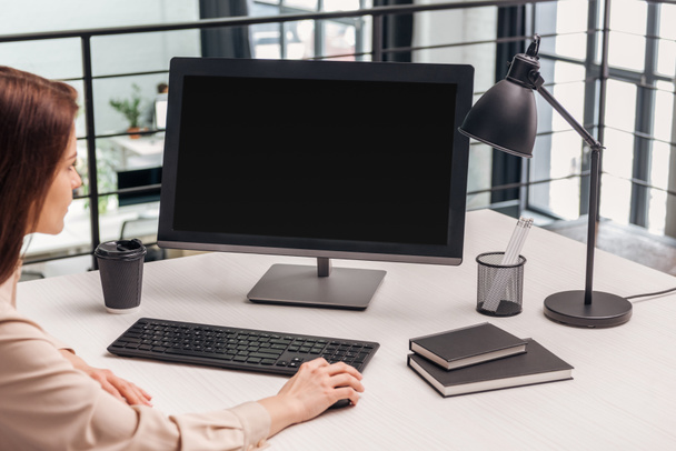 szelektív összpontosít, a számítógép használata a modern irodai munkahelyeken nő - Fotó, kép