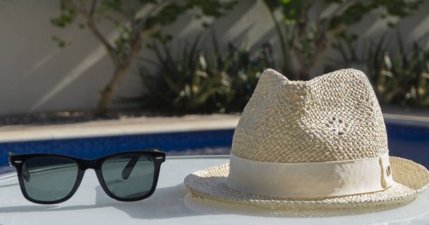 Straw hat and black glasses - Foto, afbeelding