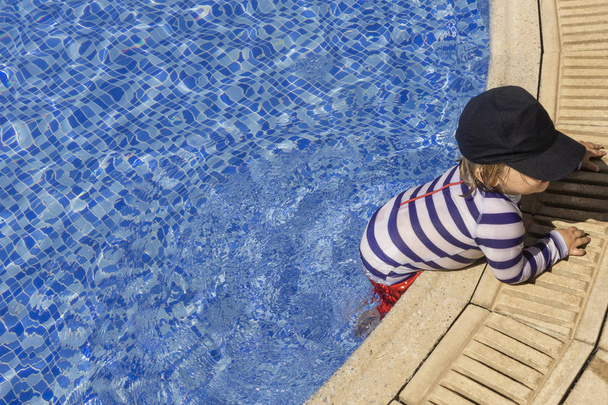 Маленький ребенок один в бассейне
. - Фото, изображение