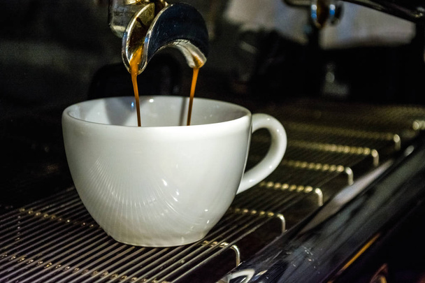 Proces przygotowania Espresso ekspres do kawy w kawiarni. Pracujesz w barista. Cappuccino. Świeży napój z kofeiną. - Zdjęcie, obraz