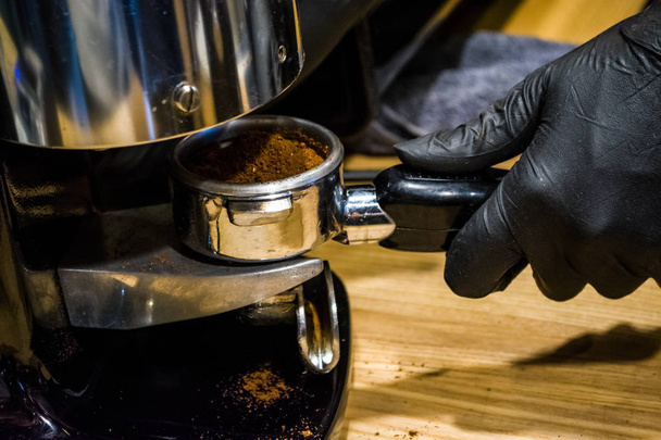 Espresso kahve makinesi kafede hazırlanması işlemidir. İçinde sahibinin taşlama fasulye. Barista çalışıyorum. Taze içki - Fotoğraf, Görsel
