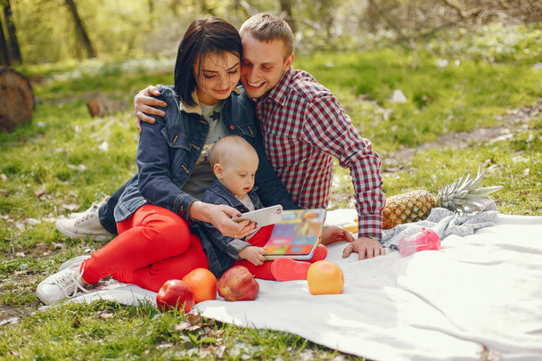 Family in a spring park - Valokuva, kuva