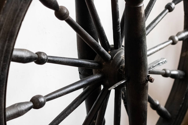 Wooden wheel vintage spinning wheel close up - Fotoğraf, Görsel