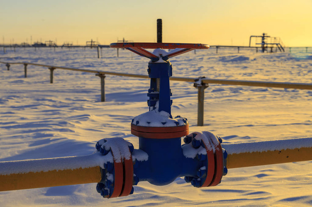 Oil, gas industry. Group wellheads and valve armature,gas condit - Φωτογραφία, εικόνα