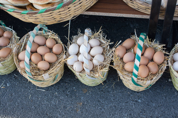 Bio-frische Bauernhof-Eier im Warenkorb - Foto, Bild