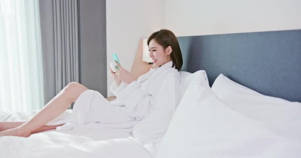 woman use smartphone in morning - Filmati, video