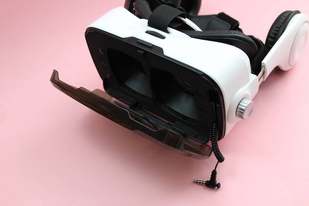 Virtual reality glasses of white color on a pink background - Foto, Imagen